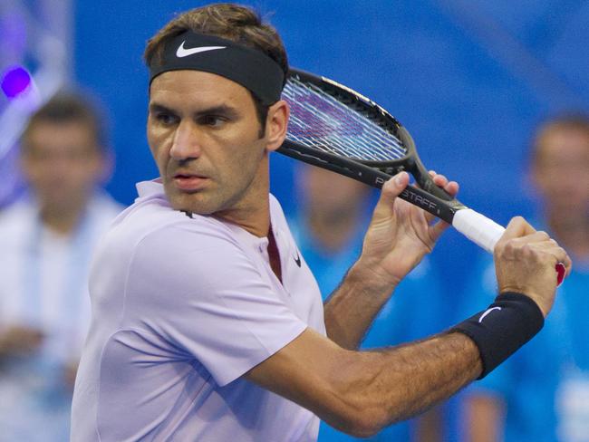 Roger Federer of Switzerland hits a return against Yuichi Sugita of Japan during their men's singles match on day one of the Hopman Cup tennis tournament in Perth on December 30, 2017.   / AFP PHOTO / TONY ASHBY / --IMAGE RESTRICTED TO EDITORIAL USE - STRICTLY NO COMMERCIAL USE--