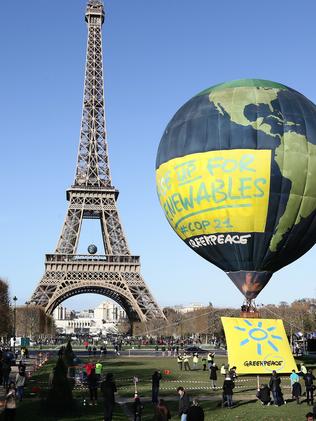 A handout image made available by Greenpeace shows the Greenpeace hot air balloon hovering in front of the Eiffel Tower in Paris, on November 28, 2015 as organizations around the world rally to call for climate action including energy from 100% renewable sources ahead of crunch climate talks in the French capital which begin November 30. AFP PHOTO/ GREENPEACE / MICHA PATAULT =PHOTO AVAILABLE FOR DOWNLOAD BY EXTERNAL MEDIA FOR 14 DAYS AFTER RELEASE = RESTRICTED TO EDITORIAL USE - MANDATORY CREDIT "AFP PHOTO/ GREENPEACE / MICHA PATAULT" - NO MARKETING NO ADVERTISING CAMPAIGNS - DISTRIBUTED AS A SERVICE TO CLIENTS =