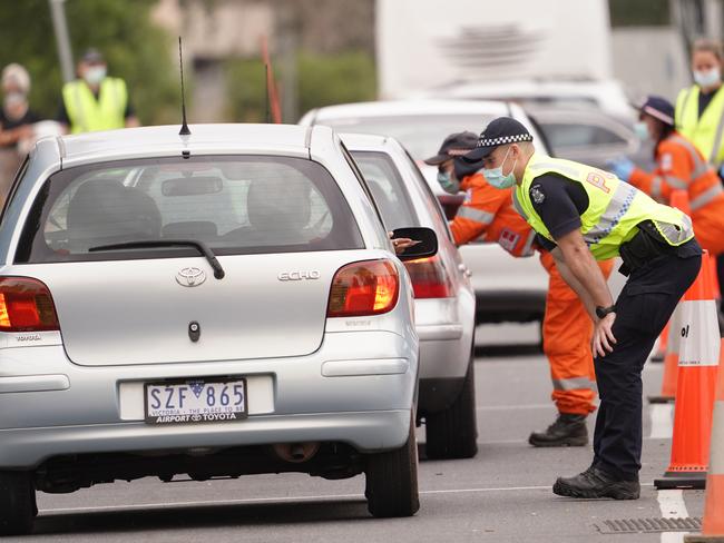 Wodonga, Vic,  AUSTRALIA - Herald Sun - 1st January 2021:Lincoln Causeway near Wodonga check point on the NSW Victorian border. Victorians last day to get across the border before borders close at midnight tonight.People stopped to fill out the new border pass that came in effect from midnight.BYLINE -  Simon Dallinger