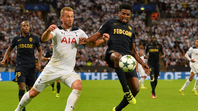 Tottenham Hotspur's English striker Harry Kane (L) vies with Monaco's Brazilian defender Jemerson.