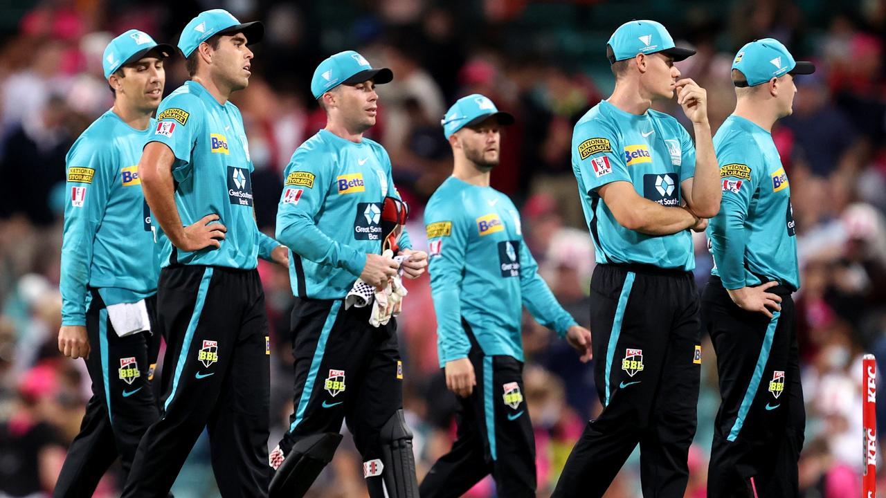 SYDNEY, AUSTRALIA – DECEMBER 29: Heat players react after losing to the Sixers with the final ball of the match during the Men's Big Bash League match between the Sydney Sixers and the Brisbane Heat at Sydney Cricket Ground, on December 29, 2021, in Sydney, Australia. (Photo by Brendon Thorne/Getty Images)