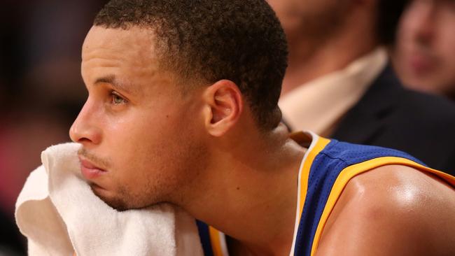 Stephen Curry cut a dejected figure on the bench in the final quarter against the LA Lakers.