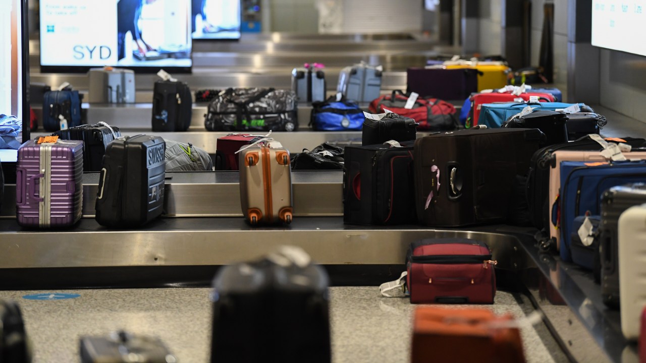 Baggage handler issues major warning to passengers who tie ribbons to suitcases