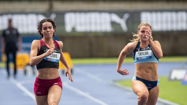 Queensland's Torrie Lewis and Melinda Gainsford-Taylor's daughter Gabriella Taylor racing the U20 sprint.