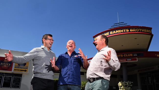 Clinton Mohr, Trevor Bailey and Ross Strudwick, the 1987 premiership winning coach. (AAP image, John Gass)