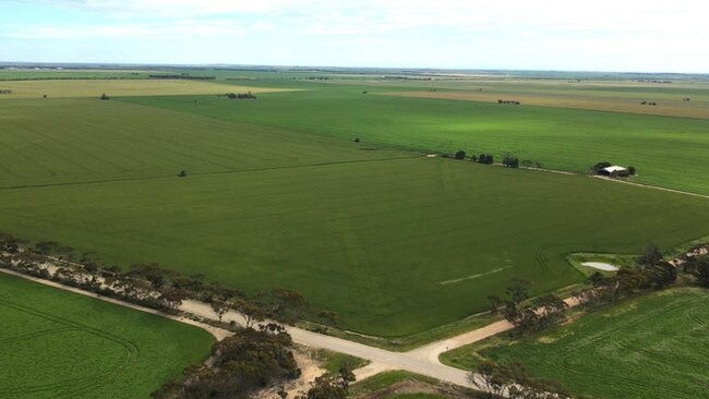 Paradean South has been purchased for a record price through auction by a local farming syndicate.