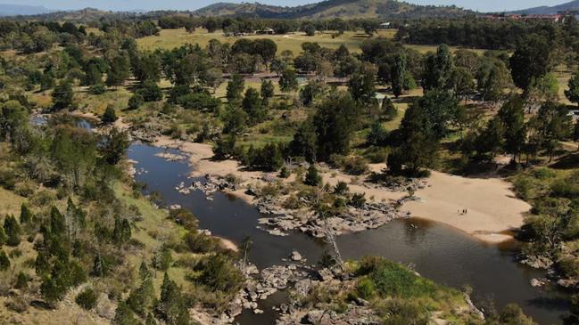 A 21-year-old man has drowned at Pine Island in Canberra's south. Picture: ABC