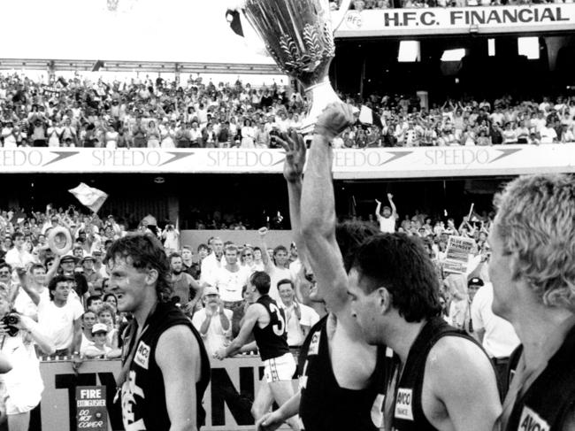  1987 Grand Final. Carlton v Hawthorn. MCG. Tom Alvin holds the premiership cup. 