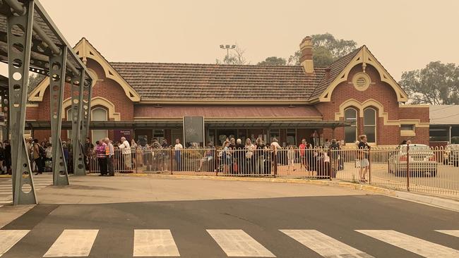 Bairnsdale train station is packed with a queue of people attempting to evacuate East Gippsland. Picture: Brianna Travers