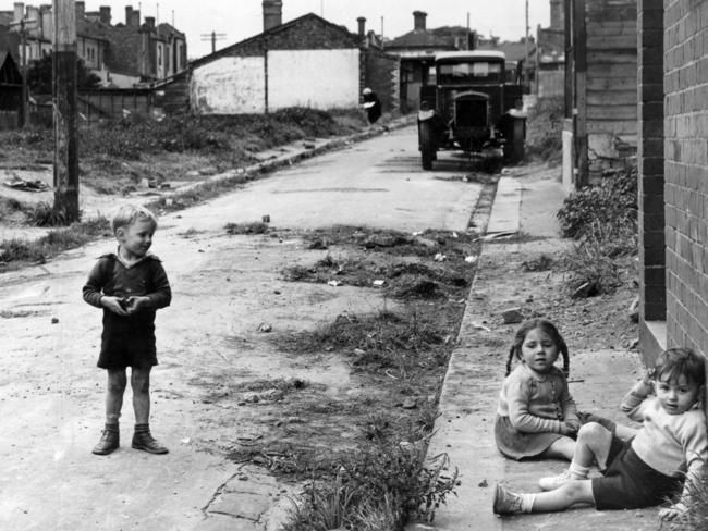 Haunting images of the streets that were once home to Melbourne’s slums ...