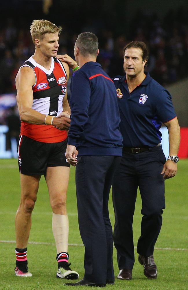 Luke Beveridge congratulates Nick Riewoldt after the Doggies win. Picture: Getty