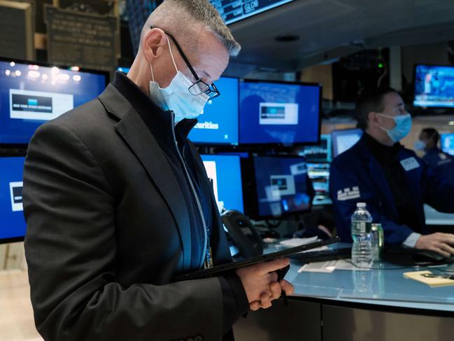 NEW YORK, NEW YORK - JANUARY 11: Traders work on the floor of the New York Stock Exchange (NYSE) on January 11, 2022 in New York City. After yesterdays sell off, the Dow was down only slightly in morning trading.   Spencer Platt/Getty Images/AFP == FOR NEWSPAPERS, INTERNET, TELCOS & TELEVISION USE ONLY ==