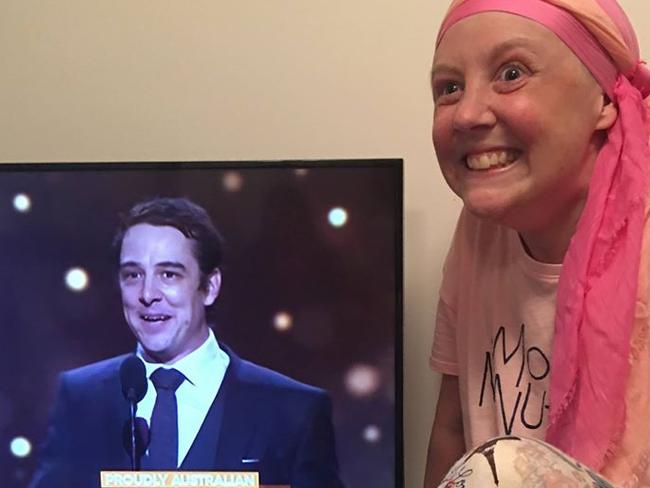 The heartwarming moment Samuel Johnson's sister reacts to seeing him with the 2017 Gold Logie. Picture: Love Your Sister / Facebook