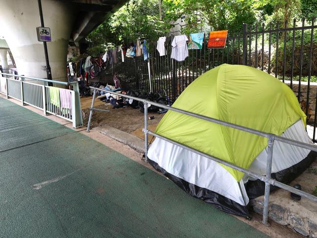 Homeless tent and rough living is occurring along the Bicentennial Bikeway from Victoria Bridge.