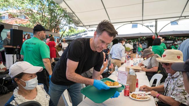 Mr Minns helped feed punters at the Bill Crews Foundation on Wednesday. Picture: NewsWire/Flavio Brancaleone.