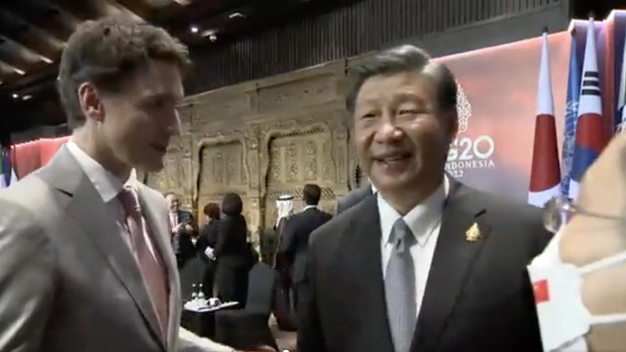 Xi Jinping appeared to give a forced smile during the discussion on the sidelines.