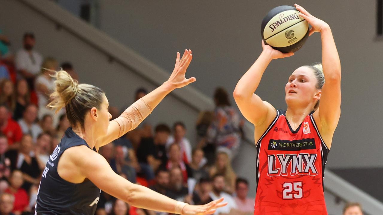 Atwell started the rot, splashing 13 of the Lynx’s first 18 points on her way to an equal game-high 27. (Photo by James Worsfold/Getty Images)