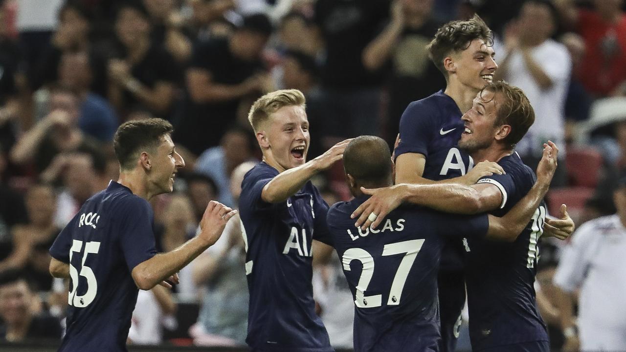 Tottenham's Harry Kane celebrates with his teammates ,