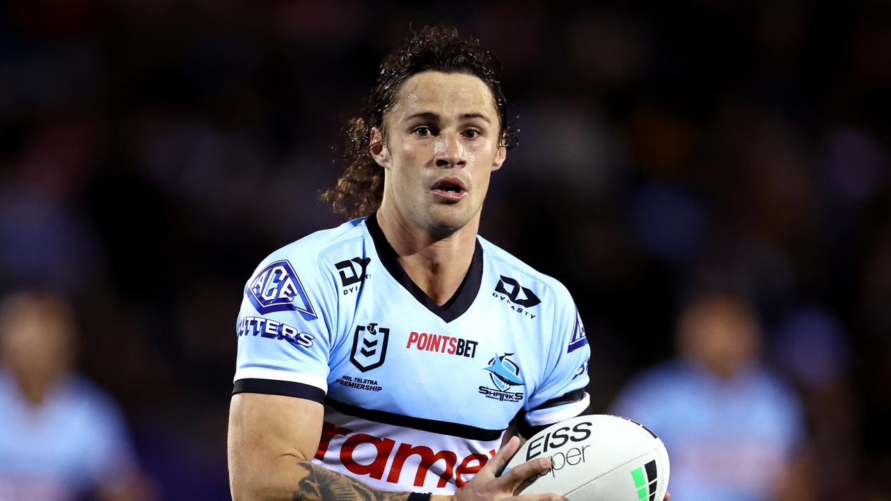 TAMWORTH, AUSTRALIA - AUGUST 13: Nicho Hynes of the Sharks runs with the ball during the round 22 NRL match between the Wests Tigers and the Cronulla Sharks at Scully Park, on August 13, 2022, in Tamworth, Australia. (Photo by Matt King/Getty Images)