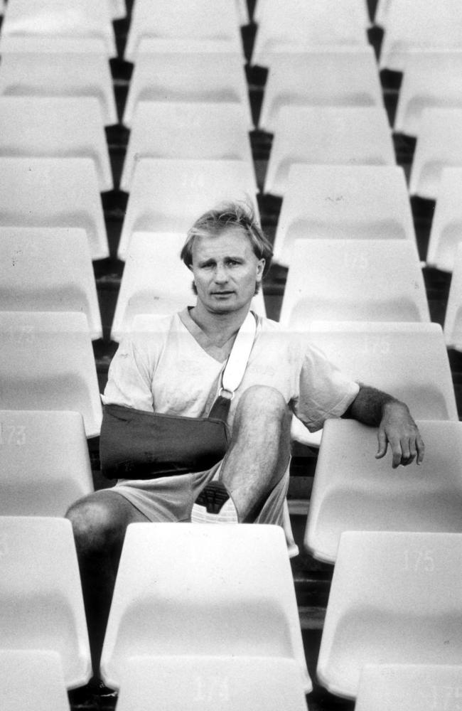 Peter Sterling with arm in sling at Parramatta Stadium in 1992.