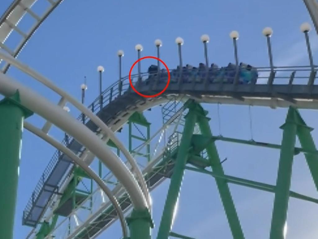 A video captured the moment an Arizona man climbed out of a moving roller coaster after his seat’s safety bar became unlatched near the ride’s peak. Picture: News12