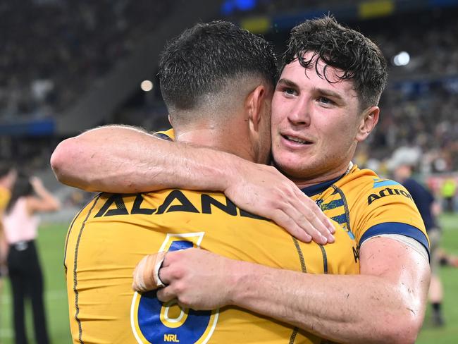 TOWNSVILLE, AUSTRALIA - SEPTEMBER 23: Dylan Brown and Mitchell Moses of the Eels celebrate winning the NRL Preliminary Final match between the North Queensland Cowboys and the Parramatta Eels at Queensland Country Bank Stadium on September 23, 2022 in Townsville, Australia. (Photo by Bradley Kanaris/Getty Images)