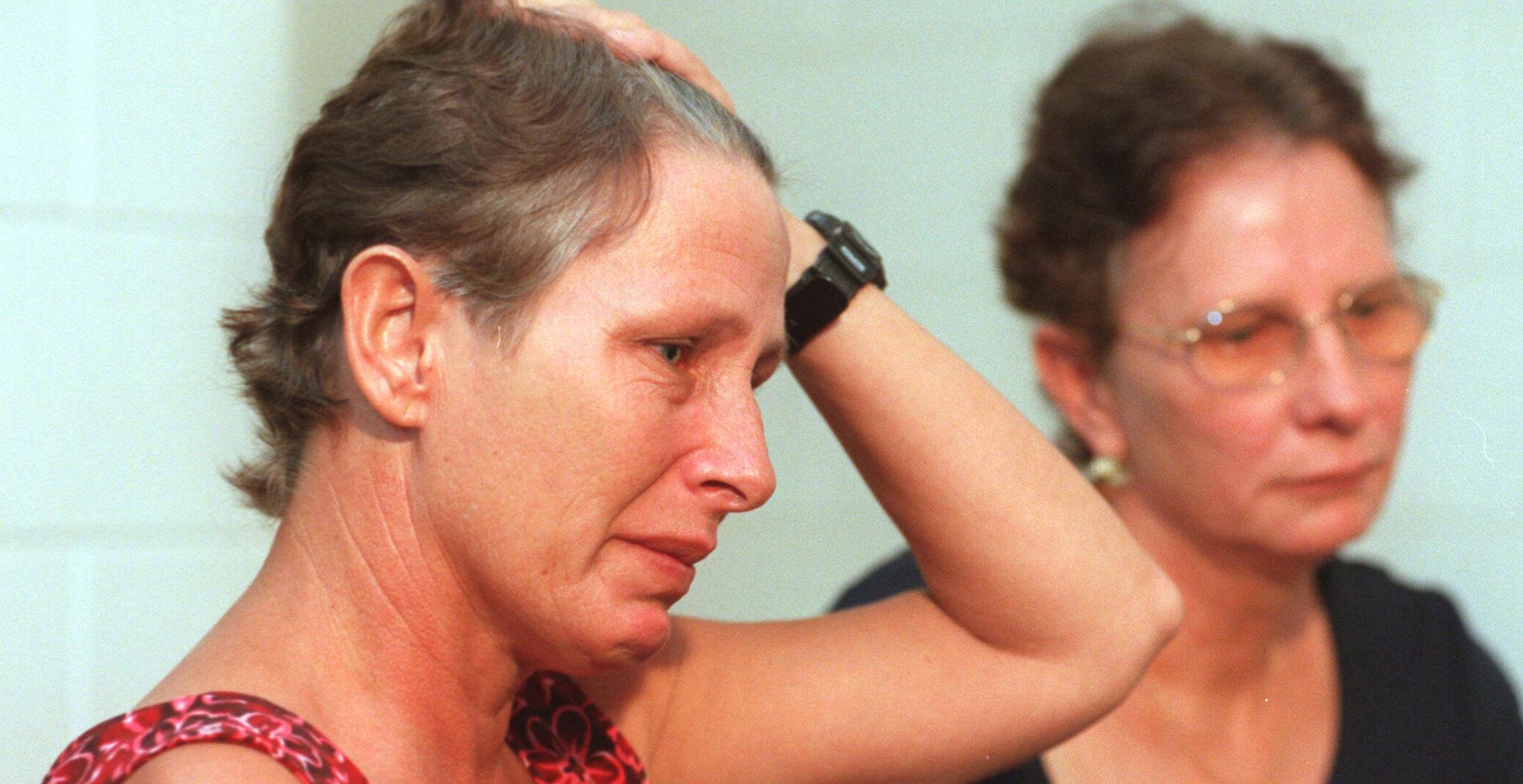 picCAIRNS/POST PRESS/CONF  AT /EDMONTON re ANGELA MEALING (17) missing since apr 01 / apr 02 / 2000 last seen at Gordonvale - her MOTHER - JACQUELINE SHADFORTH (L) with her sister, Angela's aunt JULIE ARNOL. headshot profile missing persons qld murder crime ?? grief