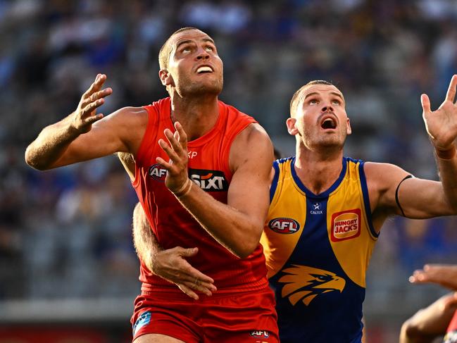 Jarrod Witts competes with Matt Flynn in the ruck. Picture: Daniel Carson/AFL Photos via Getty Images.