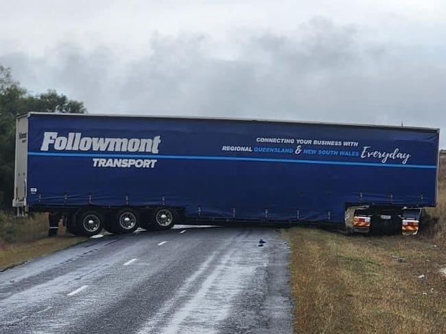 A truck has crashed blocking the road between Capella and Tieri.