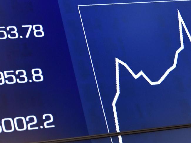 A board at the Australian Securities Exchamge (ASX) in Sydney on November 7, 2017, shows the Australian sharemarket breaking through above 6,000 for the first time since the financial crisis, pushing past a psychological barrier amid optimism about the global economy. The benchmark S&P/ASX 200 briefly passed 6,000 in trading in Sydney in mid-day trade, after failing to pass that level after several attempts in recent years. / AFP PHOTO / WILLIAM WEST