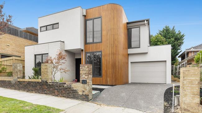 20 Clapperton St, Bentleigh is up for rent for $1200 a week.