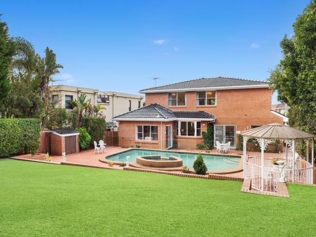 No. 8 Serpentine Pde, Vaucluse sold for $4.54 million.