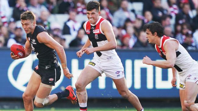 Patrick Cripps shows his strenght aga. (AAP Image/Michael Dodge) NO ARCHIVING, EDITORIAL USE ONLY