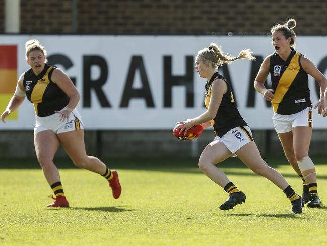 Shaye Symes drives Seaford forward. Picture: Valeriu Campan