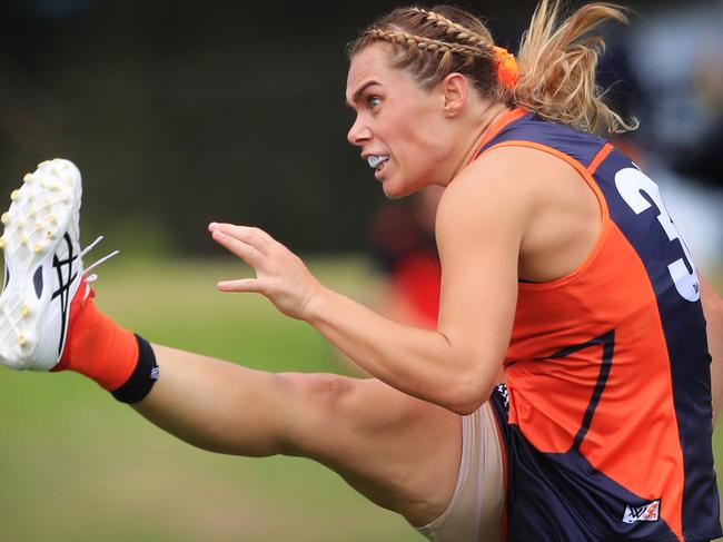 Jacinda Barclay of the Giants kicks the ball during the Round 3 AFLW match between the GWS Giants and the West Coast Eagles at the Blacktown International Sportspark, in Sydney, Sunday, February 23, 2020. (AAP Image/Mark Evans) NO ARCHIVING, EDITORIAL USE ONLY