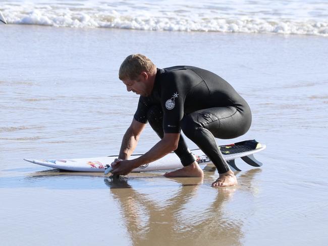 Champion surfer Mick Fanning shows off his inner conservationist by rescuing a snapper stranded on a Gold Coast beach. Photo: Leisa Oakes @natures_jewel