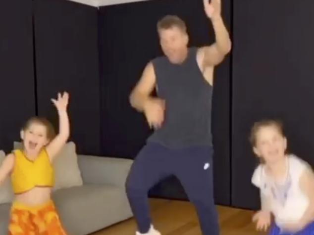 David Warner with daughters Ivy Mae and Indi Rae doing a Tik Tok dance.