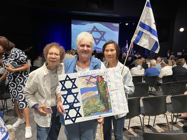 Community members at the Gold Coast community solidarity gathering in Robina. Picture: Keith Woods.