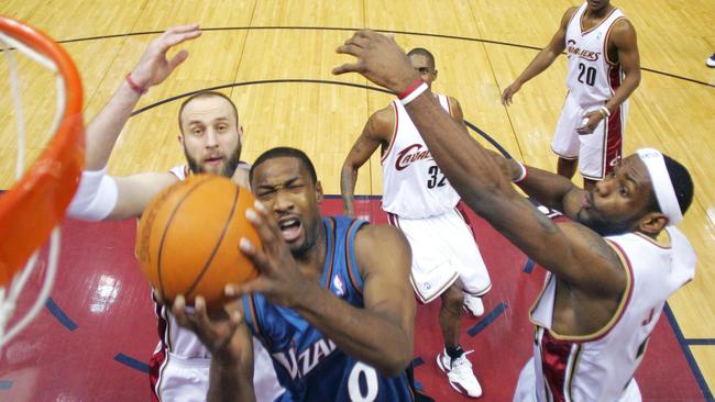 Zydrunas Ilgauskas (left) and LeBron James (right) defend Gilbert Arenas in the 2006 NBA Playoffs. (Photo by Gregory Shamus/Getty Images)