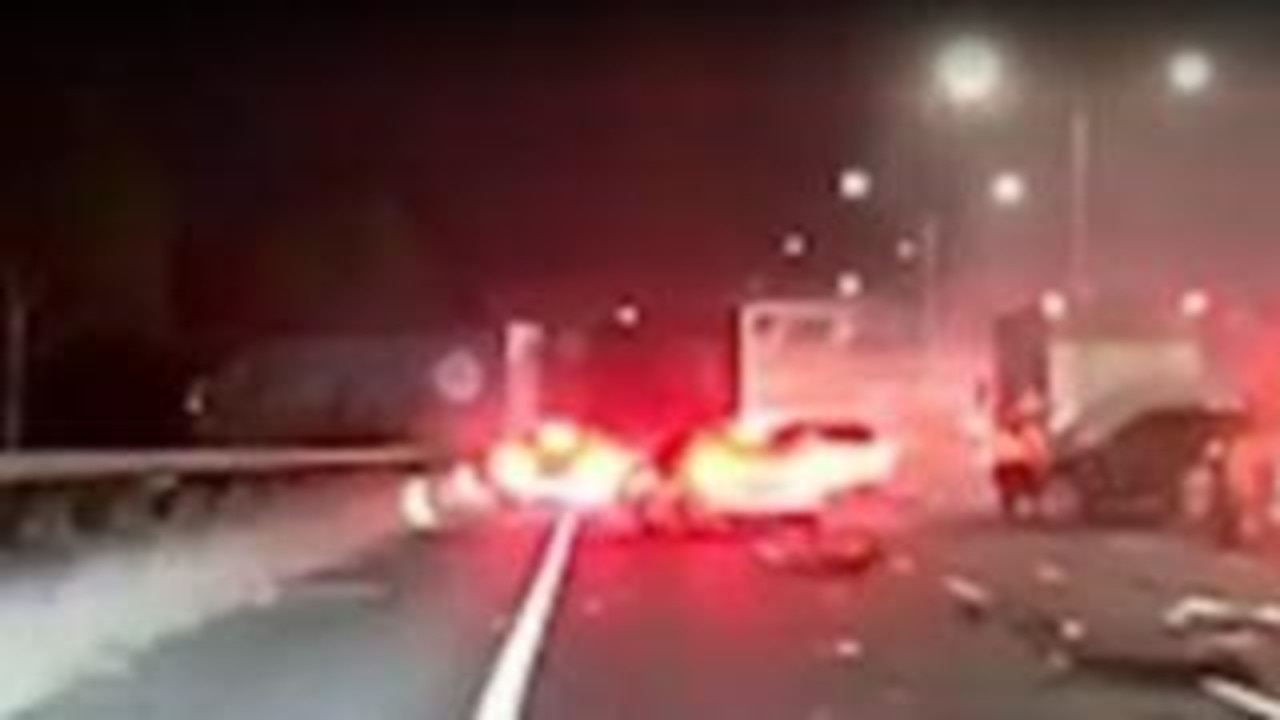 Dashcam Captured Horrifying Truck Crash On Melbournes Monash Freeway Daily Telegraph 3410
