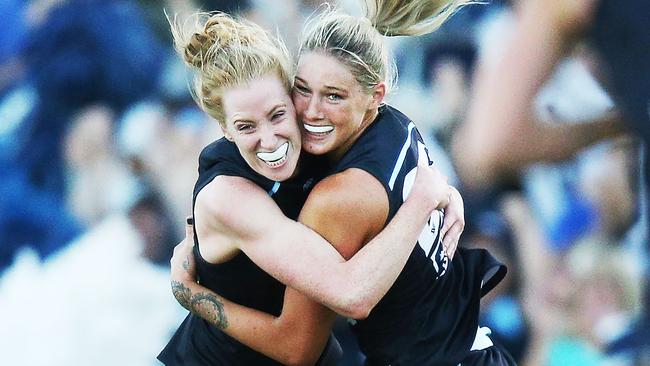 Kate Shierlaw and Tayla Harris celebrate a Carlton goal.