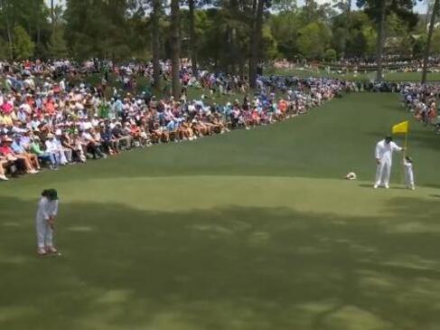 Bubba Watson’s daughter drains MONSTER putts