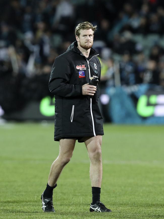 Power’s  Tom Jonas walks out to the three-quarter time huddle with a knee injuiry. Picture SARAH REED