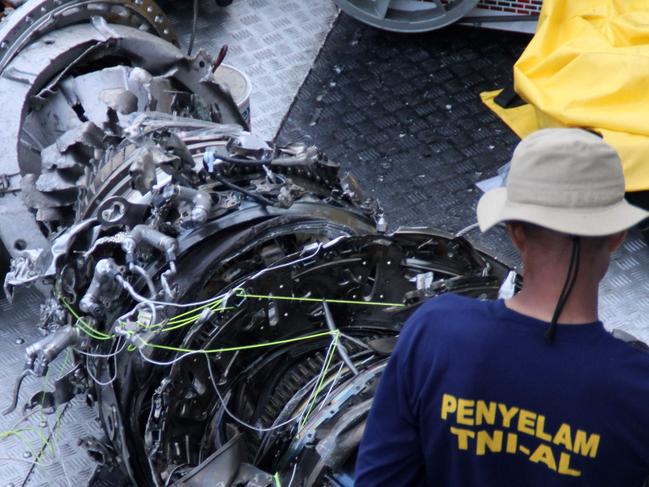 Parts of an engine of the ill-fated Lion Air flight JT 610 are recovered from the sea during search operations in the Java Sea, north of Karawang on November 3, 2018. - An Indonesian diver died while recovering body parts from the ill-fated Lion Air plane which crashed into the sea killing 189 people, an official said on November 3. (Photo by AZWAR IPANK / AFP)