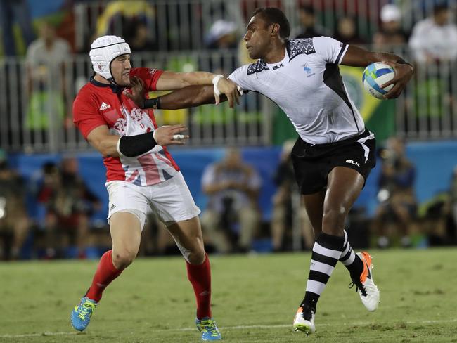 Leone Nakarawa stiff-arms Britain’s Phil Burgess.