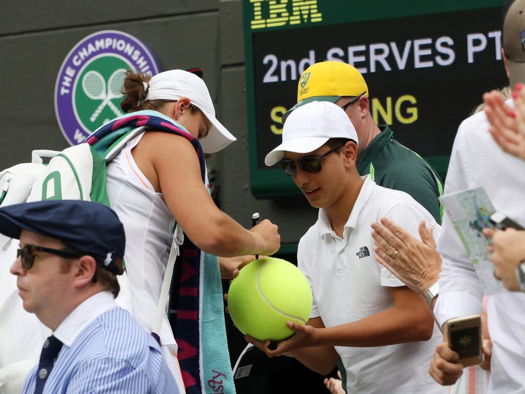 Wimbledon 2019: Ash Barty through but fans not happy with ...