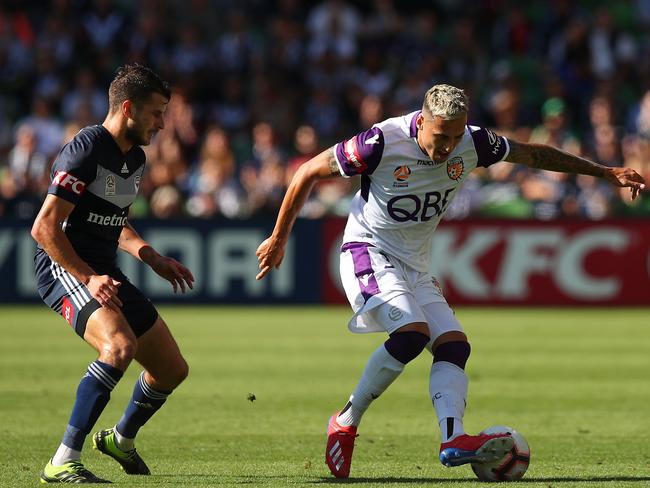 MELBOURNE, AUSTRALIA - FEBRUARY 10: Jason Davidson of the Glory (R) in action during the round 18 A-League match between the Melbourne Victory and the Perth Glory at AAMI Park on February 10, 2019 in Melbourne, Australia. (Photo by Graham Denholm/Getty Images)