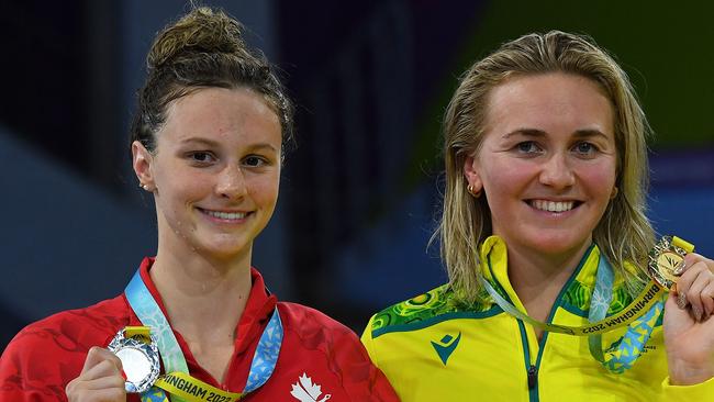 Silver medallist Canada's Summer McIntosh (L), gold medallist Australia's Ariarne Titmus (C) and bronze medallist Australia's Kiah Melverton pose during the medal presentation ceremony for the women's 400m freestyle swimming final at the Sandwell Aquatics Centre, on day six of the Commonwealth Games in Birmingham, central England, on August 3, 2022. (Photo by ANDY BUCHANAN / AFP)