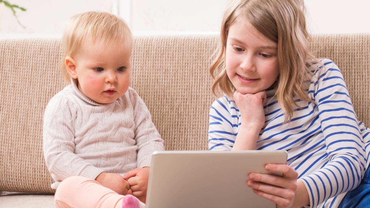 Parents ignoring screen time warnings for toddlers risk | The Courier Mail