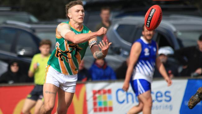 Weichard gets a handball off in the Division 1 grand final. Picture: Davis Harrigan